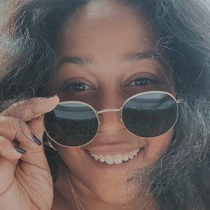 Meet your Posher, Maya